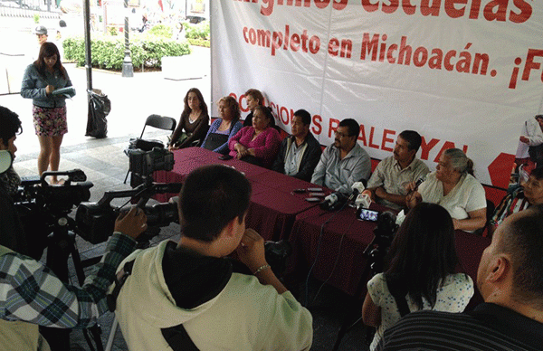 Dejarán niños la plaza Ocampo, los padres continúan plantón