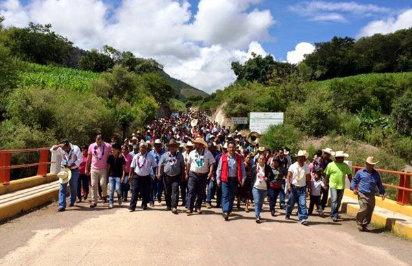 Inaugura Antorcha dos carreteras en Zapotitlán Tablas