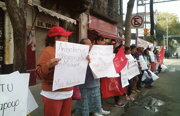 Otra cadena humana en México DF para demandar solución a escuelas de tiempo completo en Michoacán