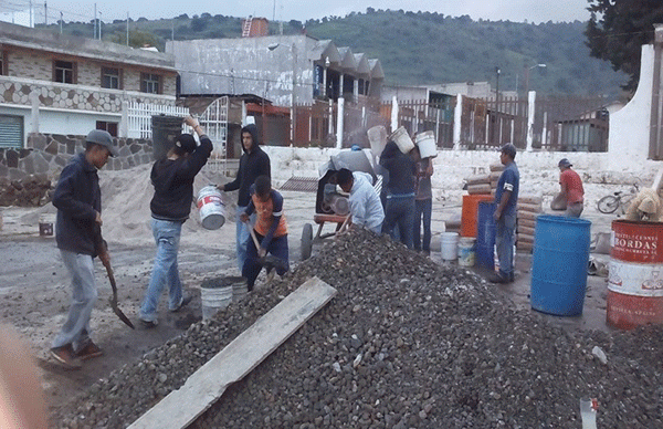 Estudiantes de Bachilleres realizan labor social en Tupátaro