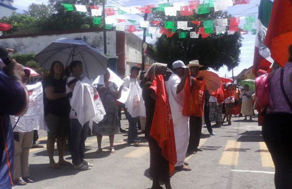 Antorchistas marchan por cuarta ocasión ante ayuntamiento municipal