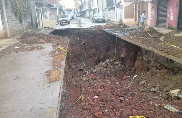 Inminente derrumbe de casas por socavón frente a central camionera de Uruapan