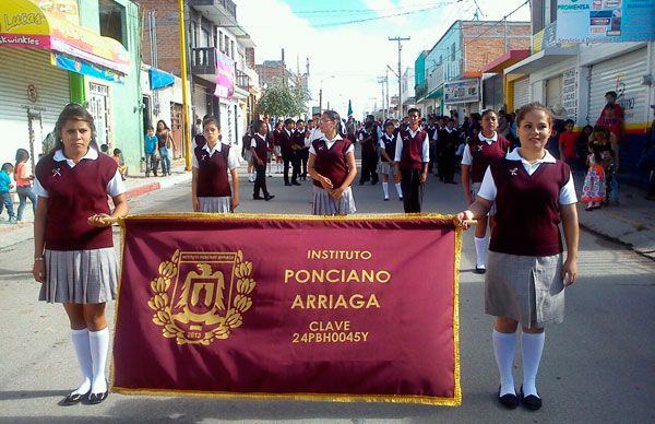 Festejan con desfile CCV aniversario del inicio de la independencia 