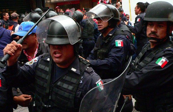 Policía de San Luis Potosí golpea a estudiantes 