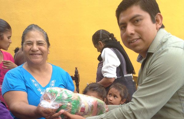 Campesinos  antorchistas, se benefician con despensas