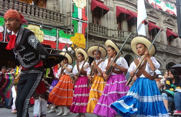 Realizan protesta cultural en el zócalo de Puebla