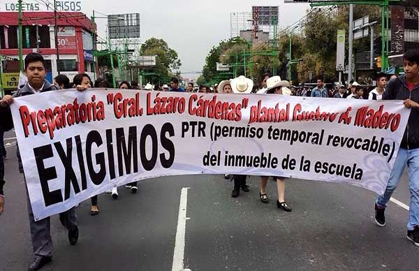 Cientos de estudiantes del D.F. se manifestaron ante la SEP Federal; exigen reconocimiento  a sus escuelas