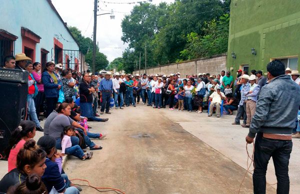 Hacen entrega de semillas para campesinos en Guadalcazar