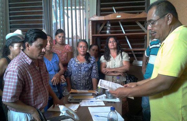 Presentan antorchistas de Tomatlán peticiones ante el Ayuntamiento