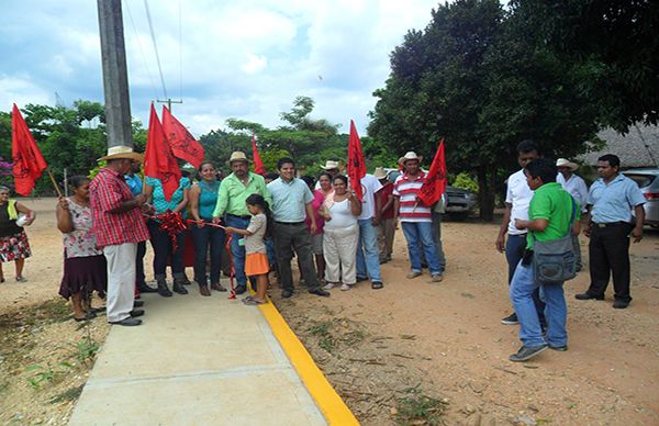 Antorcha y el ayuntamiento de José Azueta entregan obras