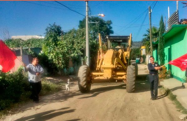 Inician pavimentación de calle en San Jacinto Amilpas