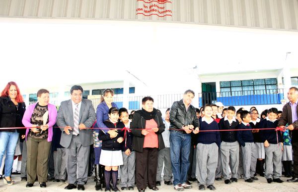 Inauguran una techumbre más, ahora en primaria de la colonia Valle Verde