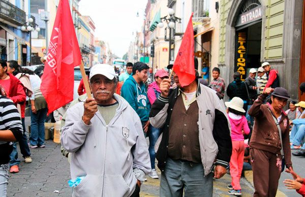 Antorchistas se manifiestan frente al Congreso del Estado