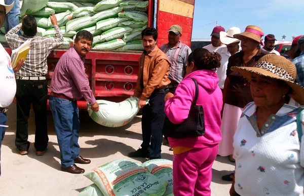 Llegan apoyos para campesinos de Villa de Cos 