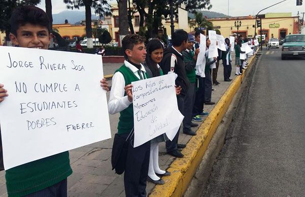 Estudiantes de Tlaxco protestan por incumplimiento