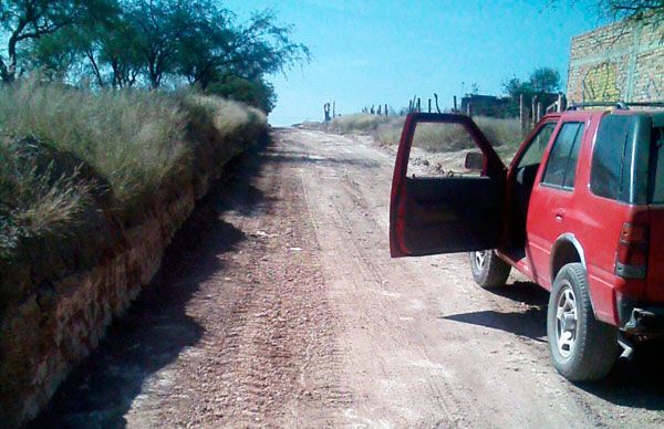  Reparan camino en la colonia Las Flores 