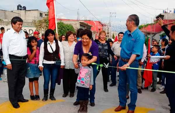 Dirigentes antorchistas inauguran encementados de calles