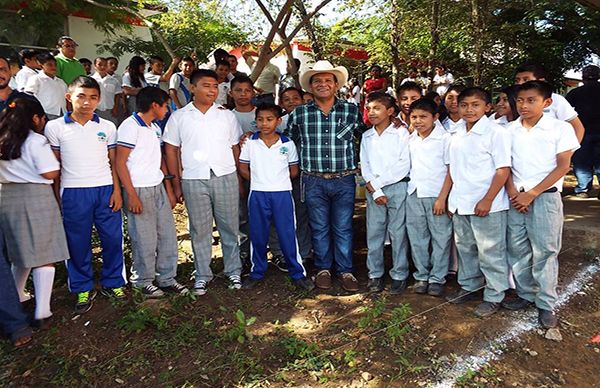 Alcalde antorchista invierte en educación en escuela de Mecayapan