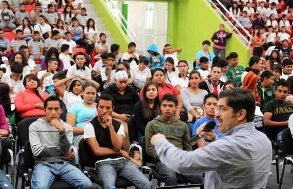 Brasil Acosta Peña imparte conferencia a jóvenes coahuilenses