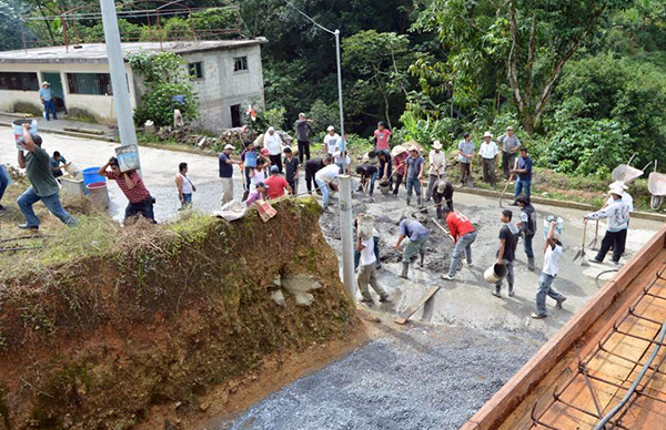 Apoya edil a grupo religioso con material y faenas