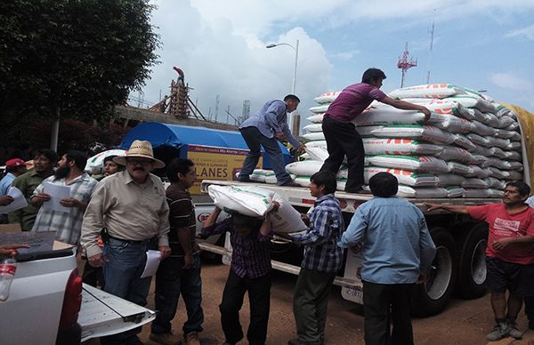 Antorcha entregan  agroincentivos a campesinos de Soteapan