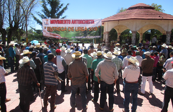 Entrega Antorcha urea a campesinos de Aguscalientes  