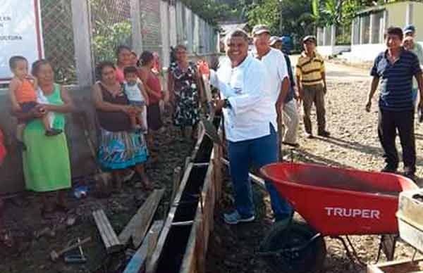 Antorcha logra pavimentación de calle para la Cuenca del Papaloapan