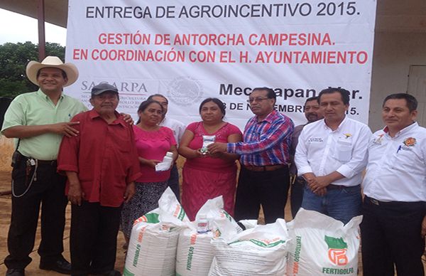 Entrega Antorcha insumos a pequeños productores de Mecayapan