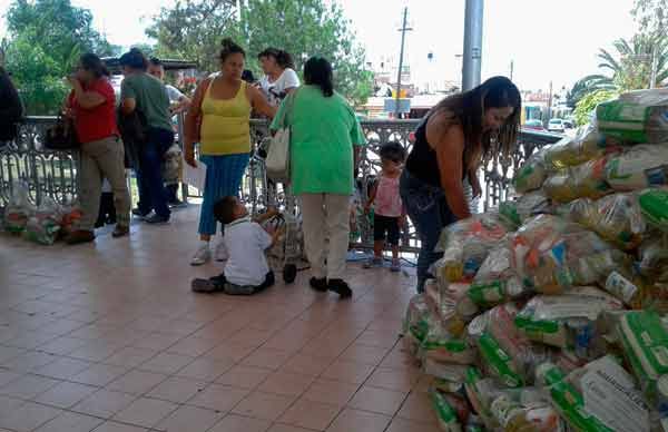 Entregan despensas a familias de escasos recursos