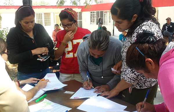 Estudiantes son beneficiados con la entrega de becas