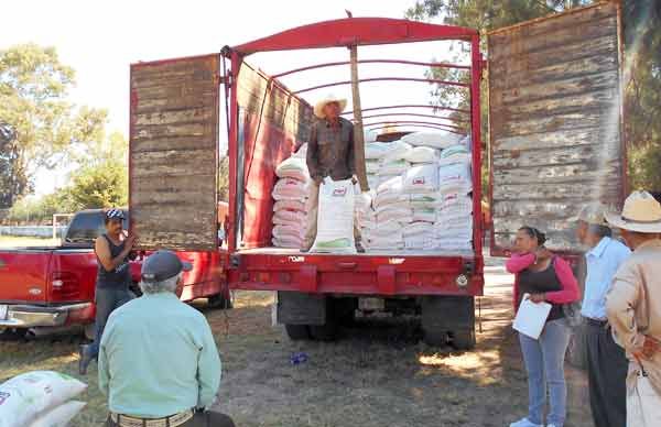 Entregan apoyos a agricultores en Irapuato 