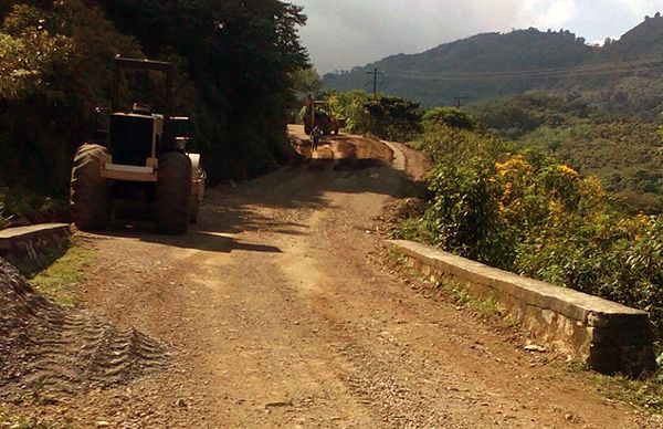 Avanza obra en el camino Huehuetla-Lecama