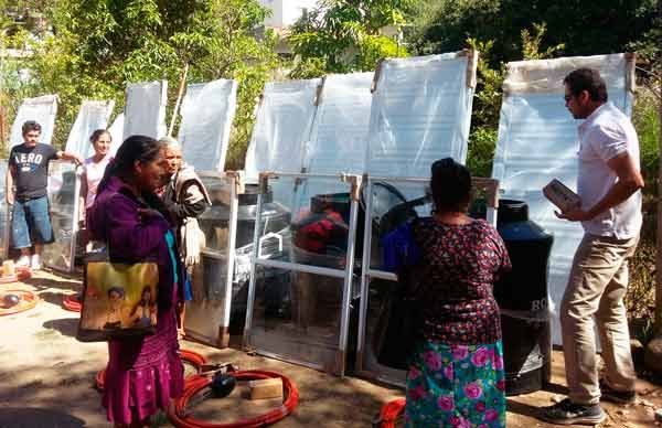 Familias pobres de Pinal de Amoles recibieron apoyos de vivienda