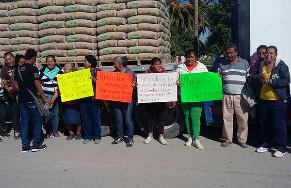 Entrega Antorcha material de vivienda en Lerdo