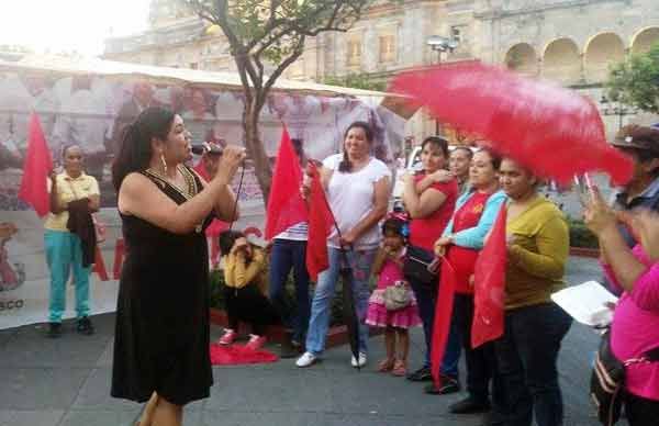 Se solidariza cantante versátil con plantón antorchista en Plaza de Armas