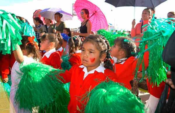 Familias disfrutaron del desfile antorchista por aniversario de la Revolución