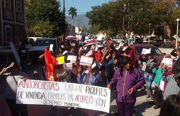 Marchan antorchistas de Jaumave