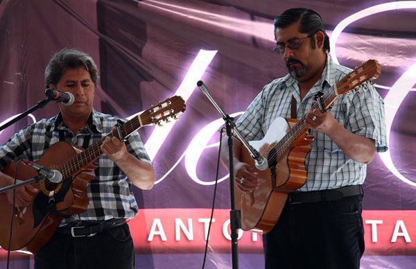 Felicita regidora antorchista a artistas poblanos