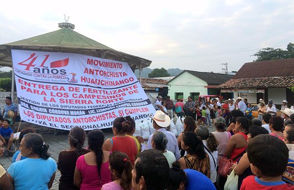 Continúa entrega de fertilizante en la Sierra Norte