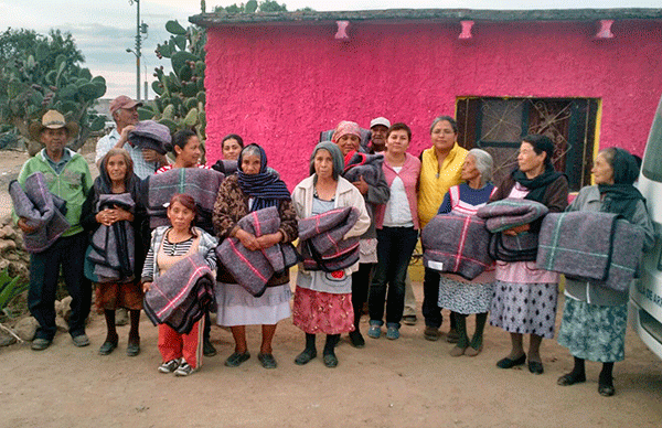 Entregan apoyos a adultos mayores a causa de  las bajas temperaturas 