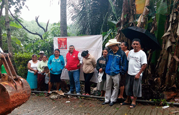 Inicia Antorcha rehabilitación de calle en Jacatepec  