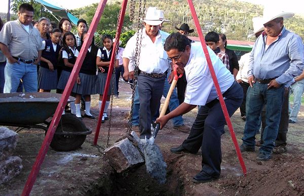 Llevan obra a escuela diputados de Antorcha