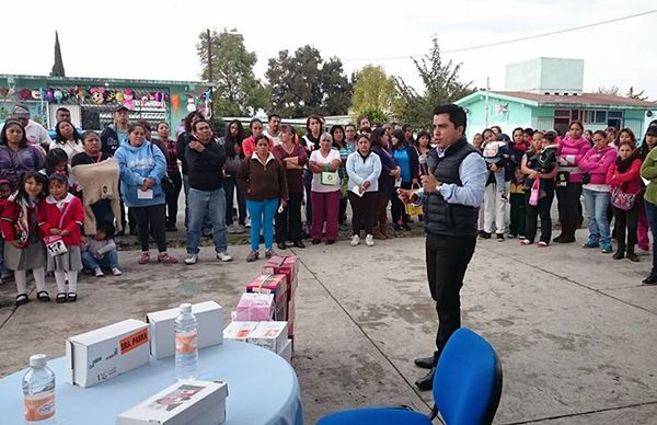    Diputado federal antorchista entrega más zapatos escolares a estudiantes