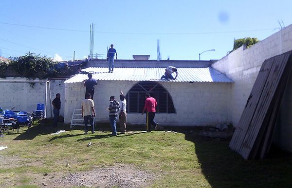 Padres de familia brindan mantenimiento a escuelas