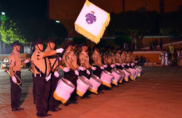 Escuelas de Teco realizan concurso de escoltas y bandas de guerra