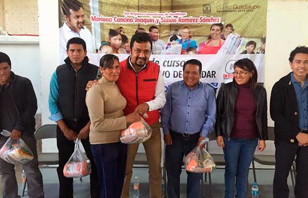 Regidores de Antorcha clausuran cursos y entregan útiles escolares y despensas en La Zacatecana