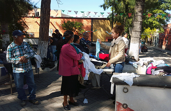 En Armadillo de los Infante se hace entrega de cobijas y ropa abrigadora