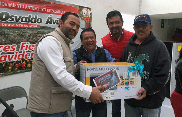 Osvaldo ávila y regidores antorchistas entregan regalos a personal de Presidencia de Guadalupe