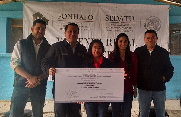 Reciben campesinos navidad con vivienda rural 2015