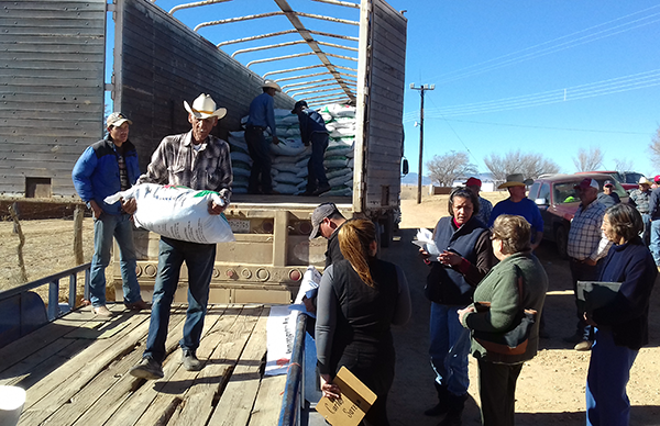 Trabajo de diputados antorchistas lleva fertilizantes a 124 familias de campesinos en Chihuahua